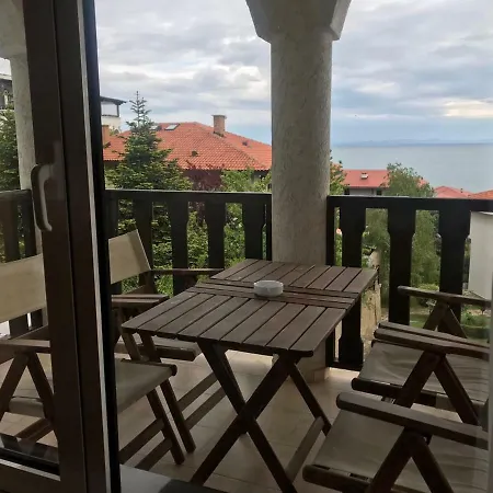 Breeze Nadezhda Apartment *